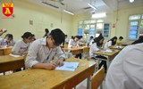 Cận cảnh các thí sinh tập trung làm bài trong phòng thi